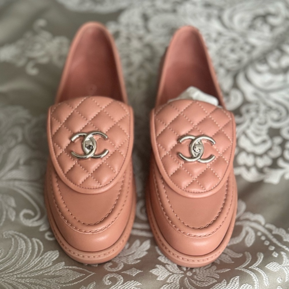 CHANEL Pink Leather Turnlock Loafers size 8.5 US (New in box)